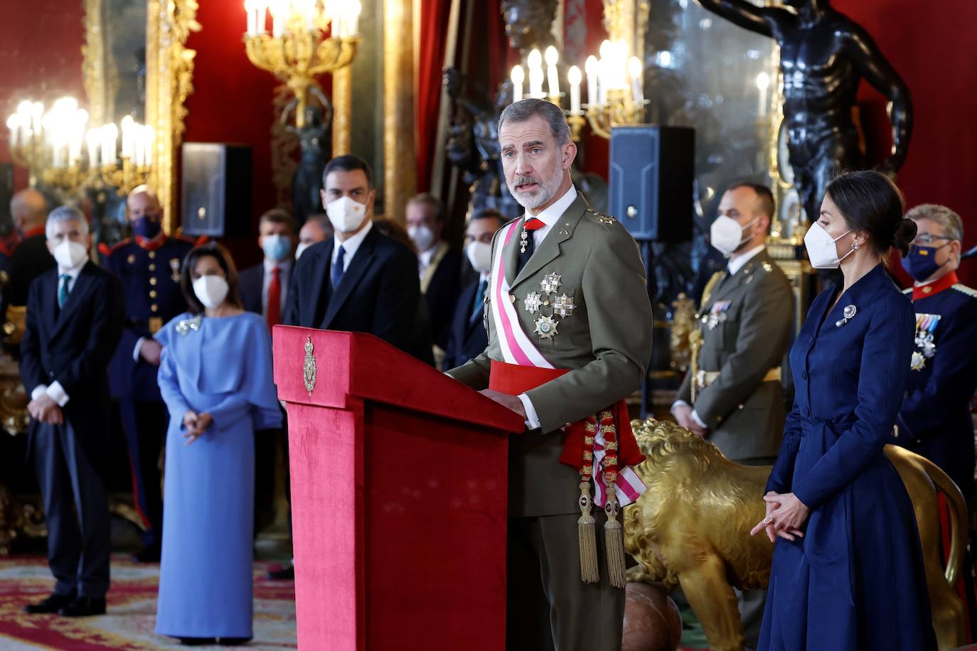 La tradicional Pascua Militar ha marcado, este jueves, el inicio de la agenda oficial de los Reyes en este 2022. Felipe VI ha presidido junto a la Reina Letizia en el Palacio Real este acto que tiene ya más de dos siglos de historia. Para la ocasión, la monarca se ha decantado por un sobrio pero, a la vez, elegante conjunto azul, que ha complementado con un broche y unos pendientes. La Reina Letizia ha sorprendido a la prensa con un nuevo 'piercing' que ha lucido al llevar el pelo recogido. Se trata de un segundo pendiente en la oreja. 