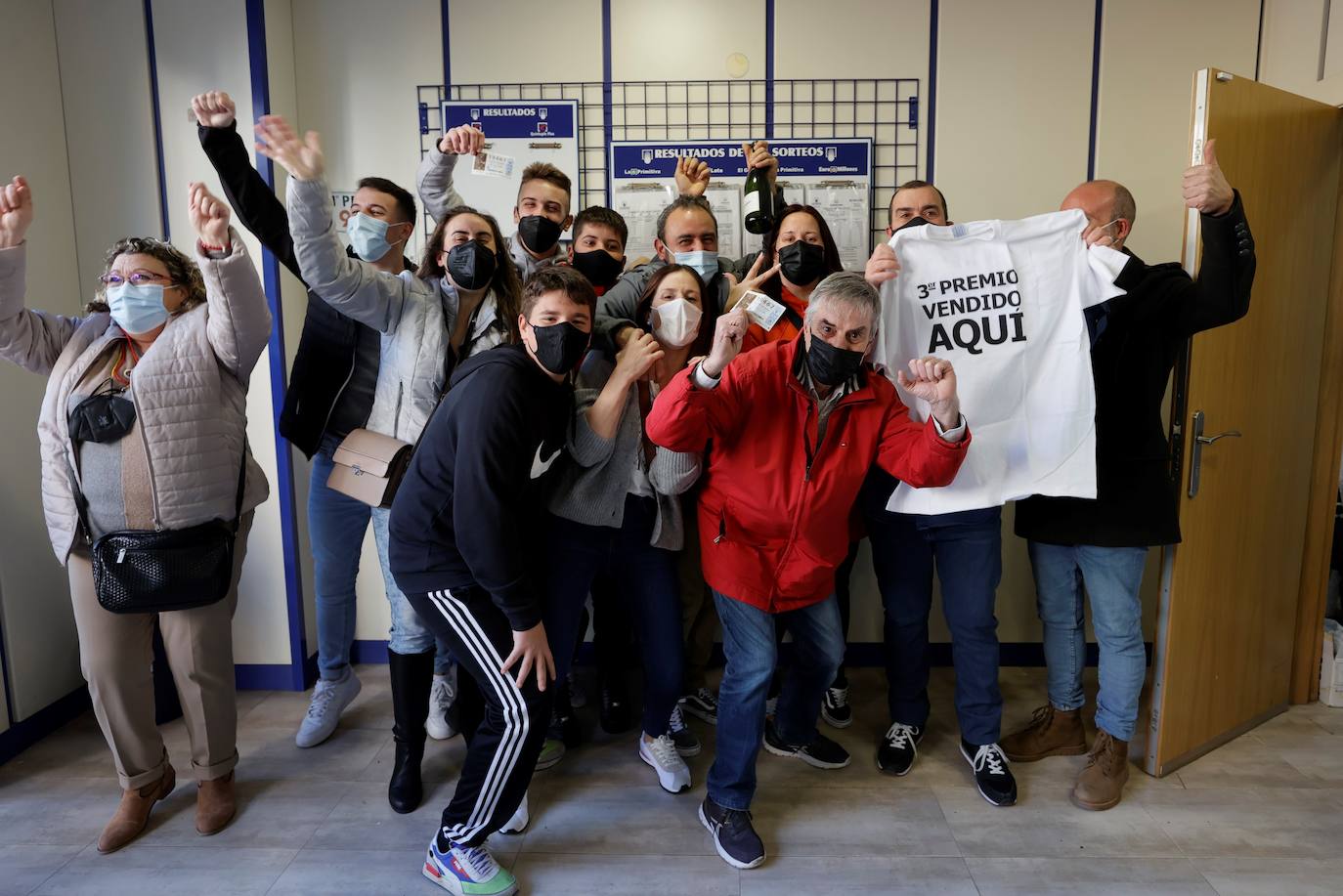 El tercer premio se ha vendido en Valencia, en la administración de la calle Francisco Belvis, 10.