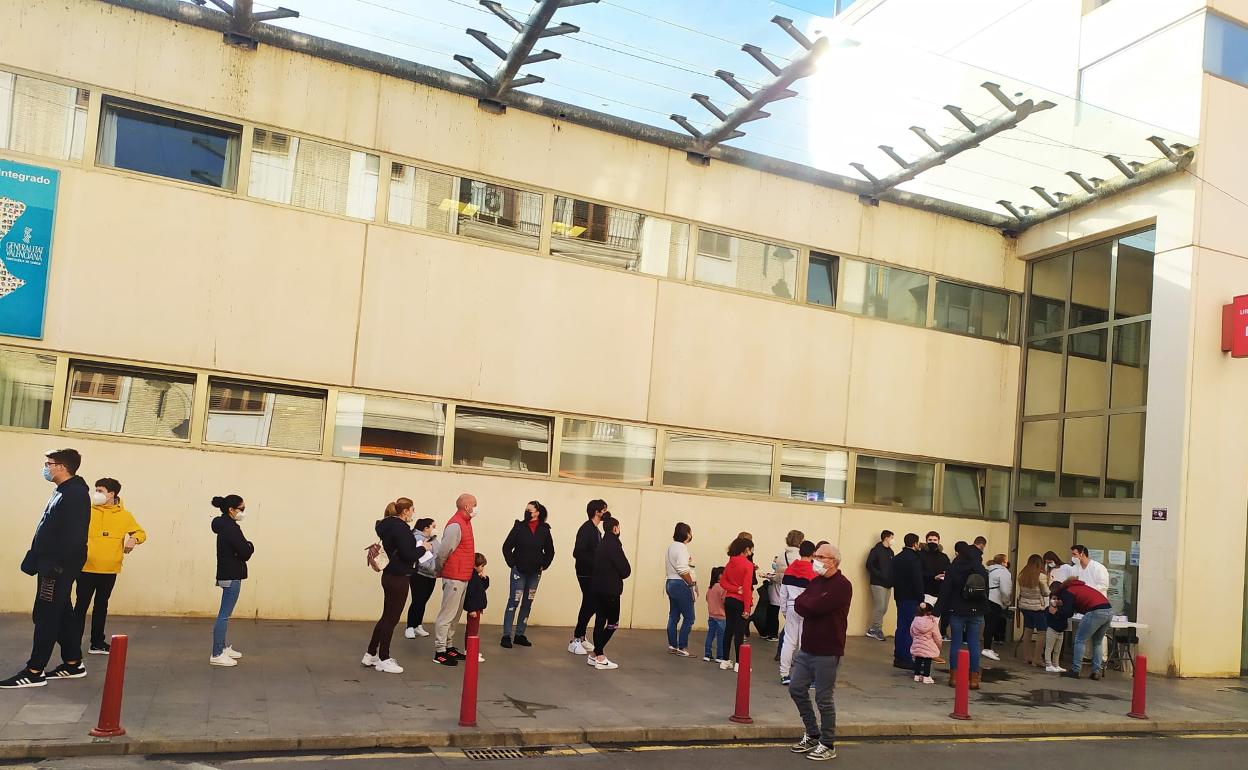 Pacientes esperando a las puertas del centro de salud de Alzira. 