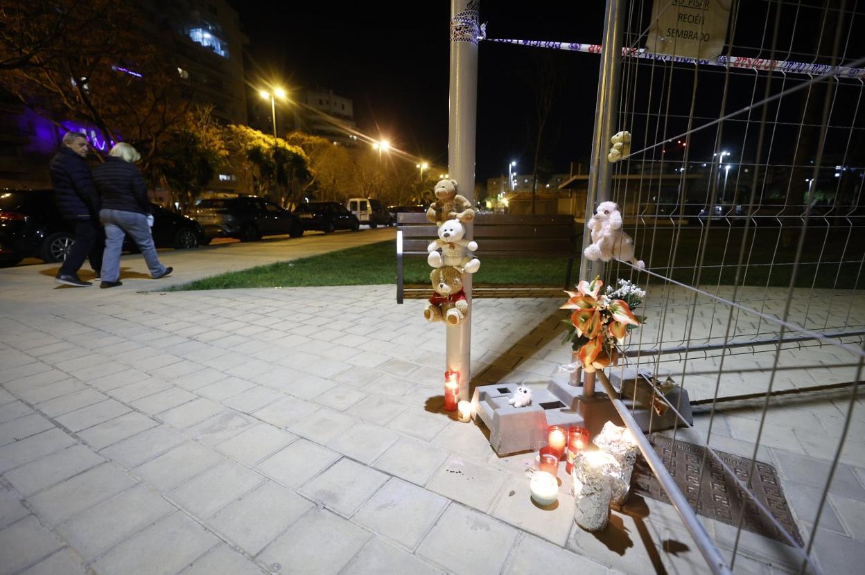 Velas y peluches que colocaron los vecinos en el recinto ferial en memoria de la niña fallecida. 