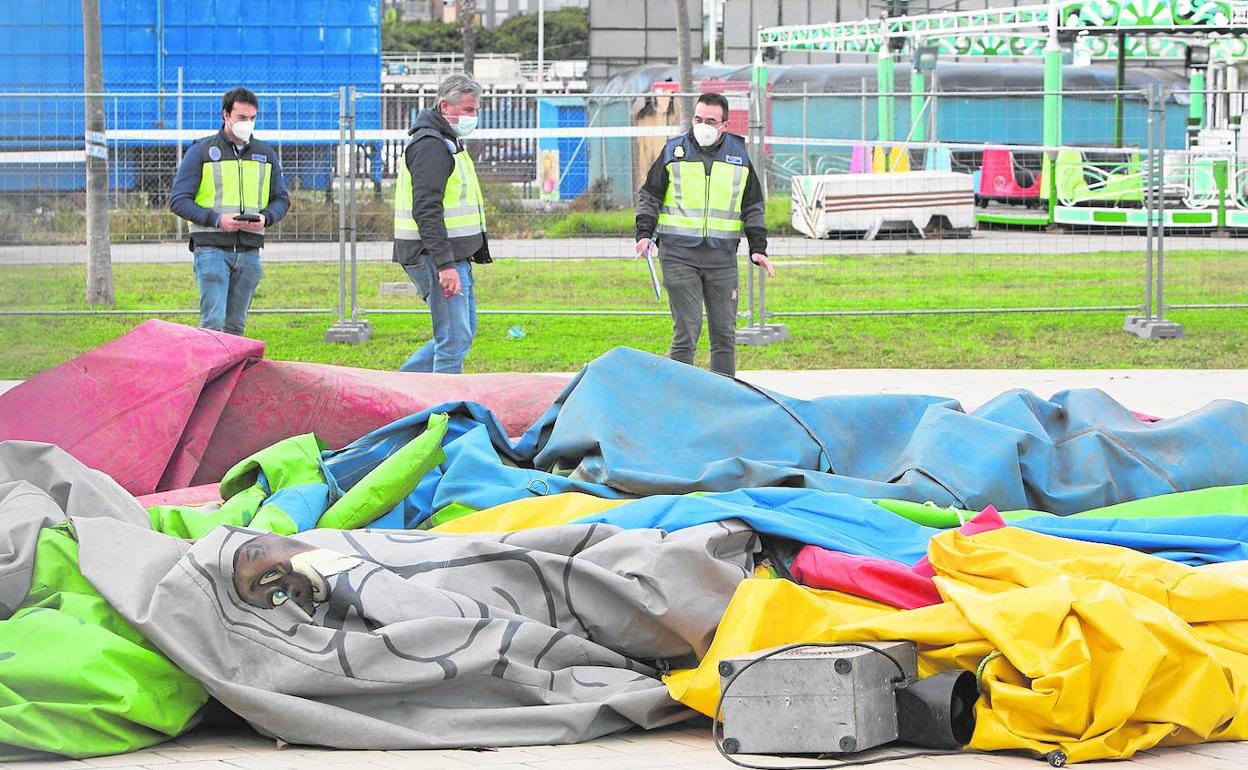 Agentes de la Policía Nacional inspeccionan la zona del accidente mortal, junto al castillo ya deshinchado en la explanada de Mislata. 