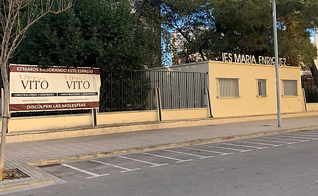 Imagen principal - Fachada del centro, rampa interior y patio delantero del centro. 