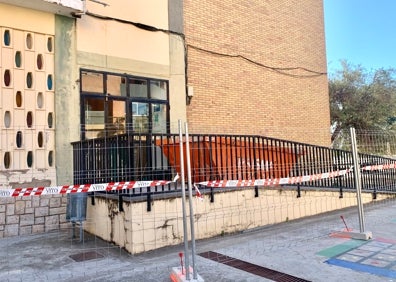 Imagen secundaria 1 - Fachada del centro, rampa interior y patio delantero del centro. 