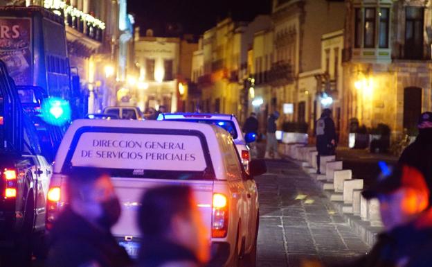 Expertos forenses llegan a la zona donde fue localizada la camioneta con los cuerpos sin vida.