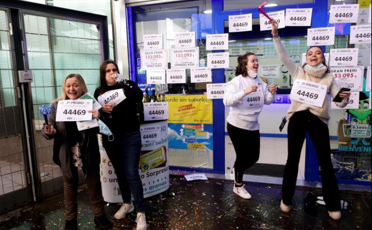 Alegría por uno de los grandes premios del sorteo de la Lotería del Niño. 