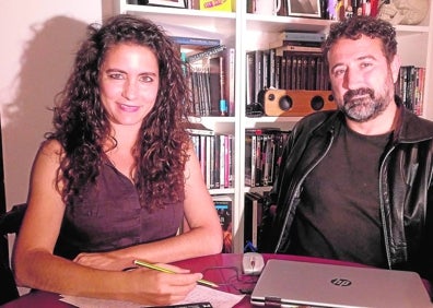 Imagen secundaria 1 - Arriba David Mateo y Laia Serna, responsables de Rebombori. A la izquierda, los responsables de Who Editorial, Noemí Calabuig y Manuel Navarro. A la derecha, Olga Abad ha tomado el relevo a Fiona Songel al frente de la librería La Primera. 