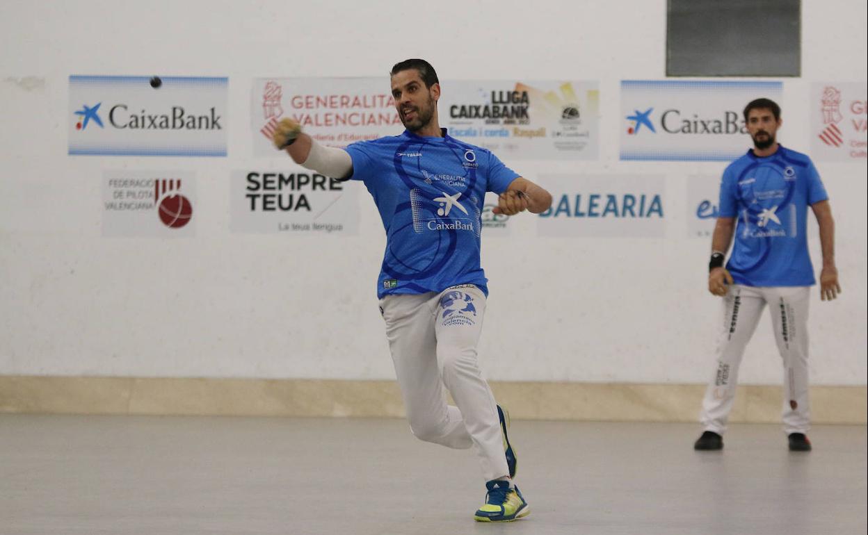 Javi juega una pelota este sábado en Pelayo ante la mirada de Soro III. 