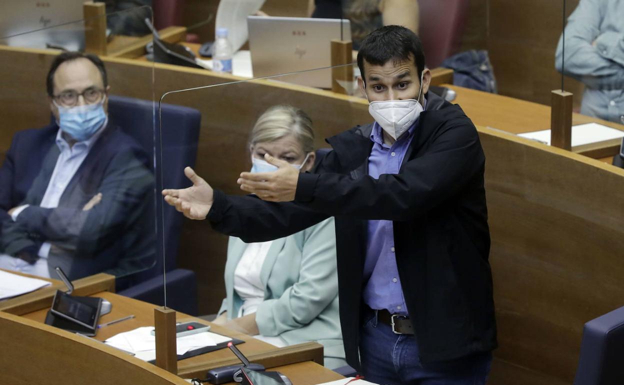 Marzà, en un pleno de Les Corts junto a Bravo y Soler. 