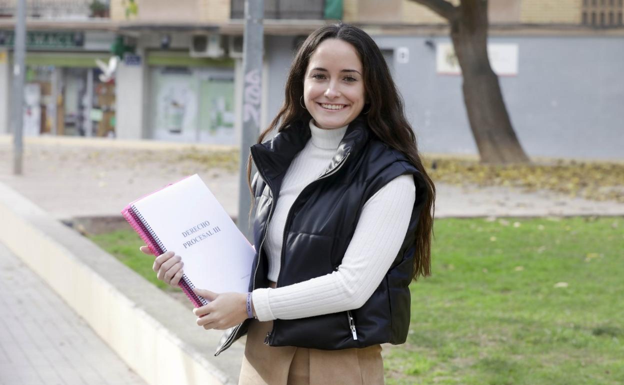 En formación. Carolina Torres, con el material de Derecho, la carrera que estudia.