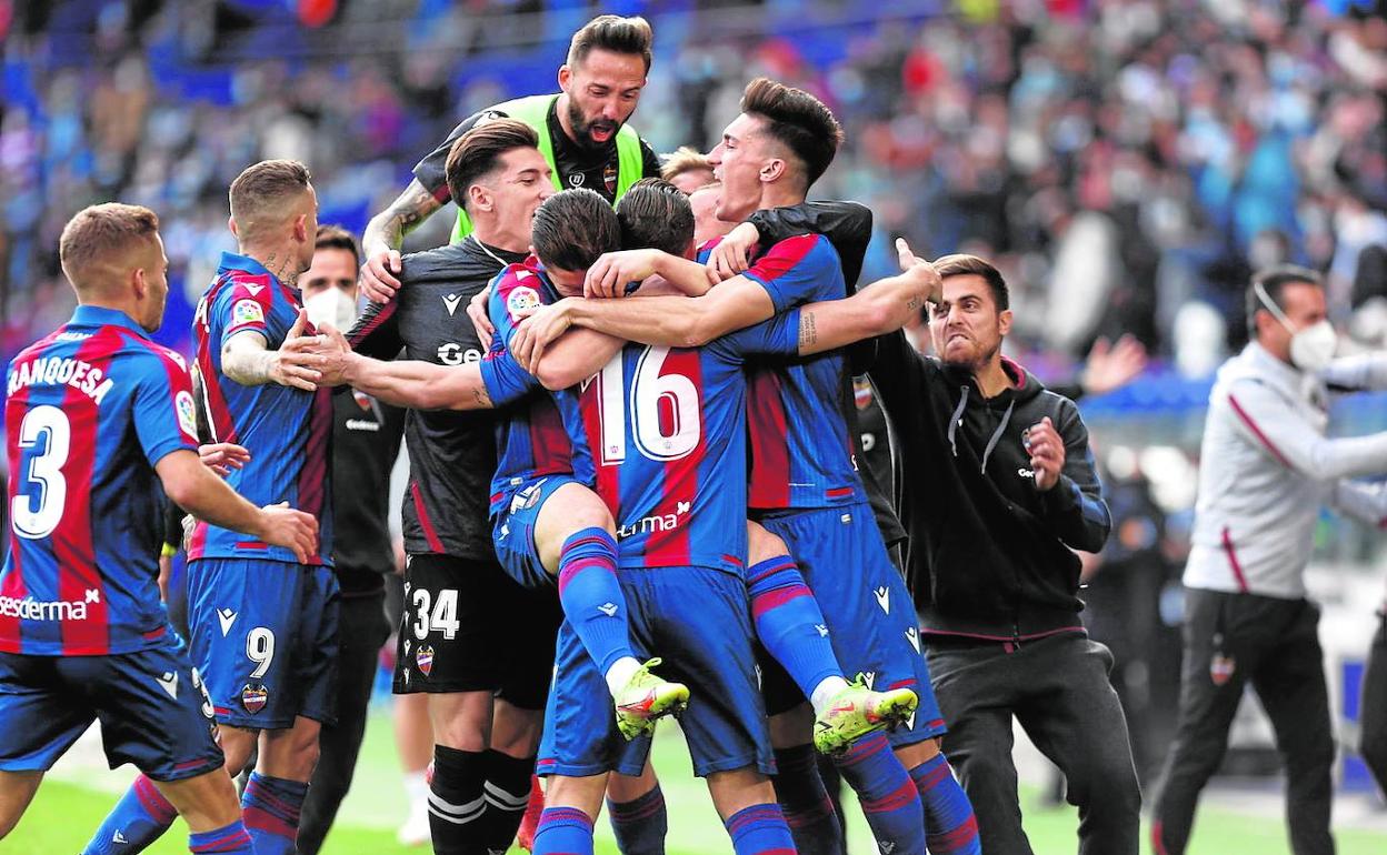 Los jugadores del Levante y Alessio Lisci celebran el gol de Soldado durante el partido contra el Mallorca.