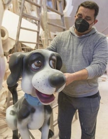 Imagen secundaria 2 - Manolo Algarra junto a una figura de Almirante Cadarso, Miguel Santaeulalia pintando una pieza y Ximo Esteve, con un perro. 