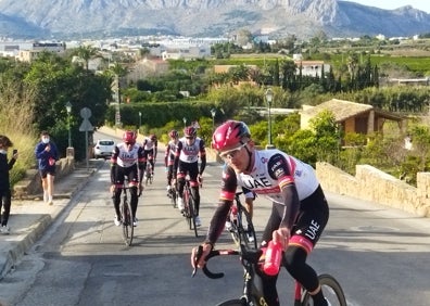 Imagen secundaria 1 - Los ciclistas del UAE Emirates, a su regreso al lugar de concentracion. 