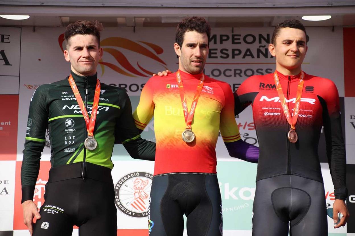 El valenciano Felipe Orts, en el centro, con la medalla de oro. rfec
