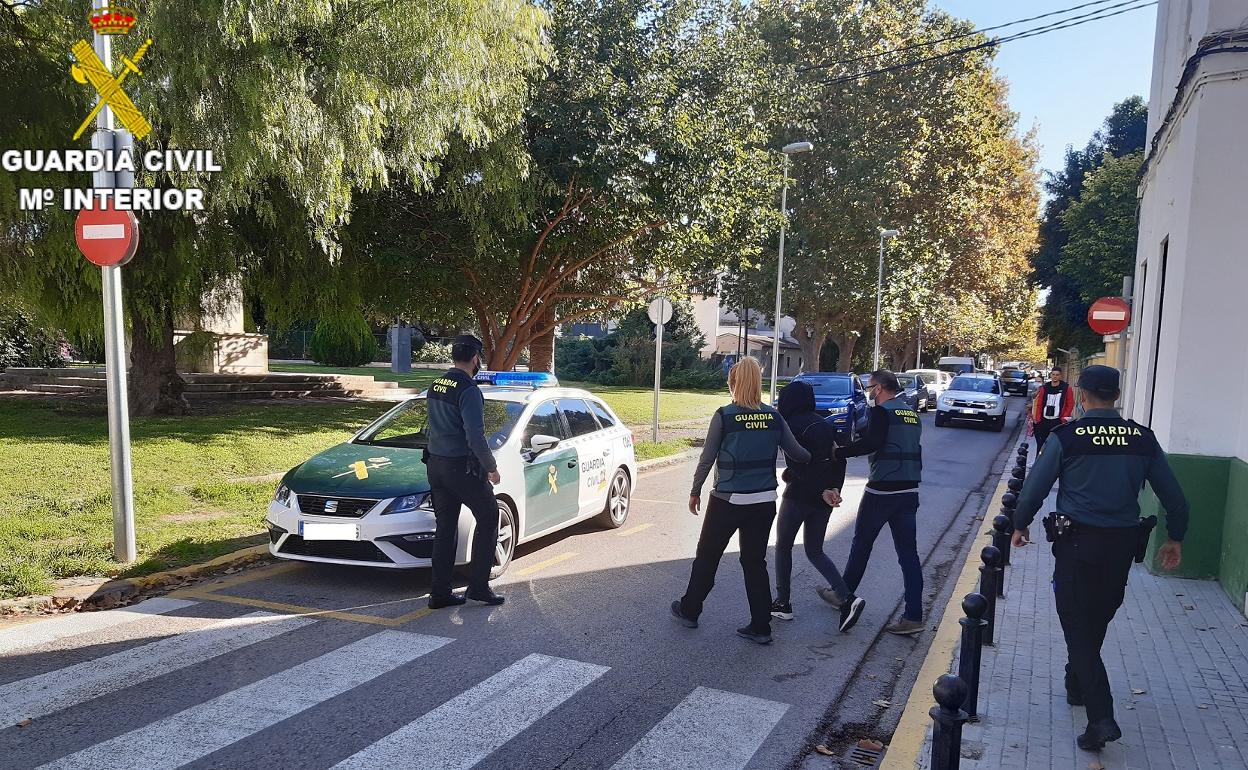 Los agentes durante la detención. 