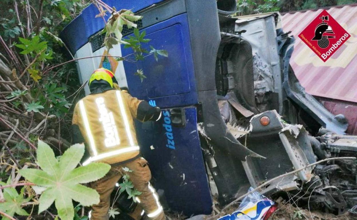 Los bomberos han puesto a salvo al conductor antes de ser evacuado al hospital. 