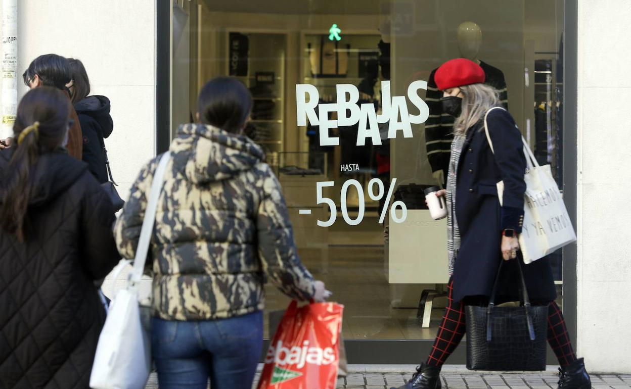 Durante las rebajas se suelen realizar multitud de pagos con dinero en efectivo. 