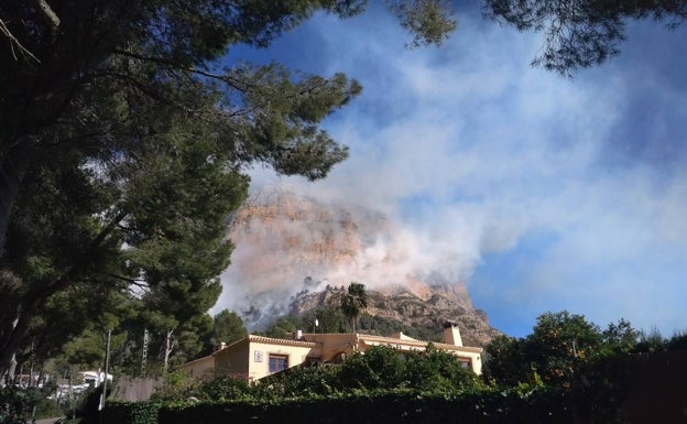 El humo procedente del incendio cercano a la ermita del Pòpul de Xàbia. 