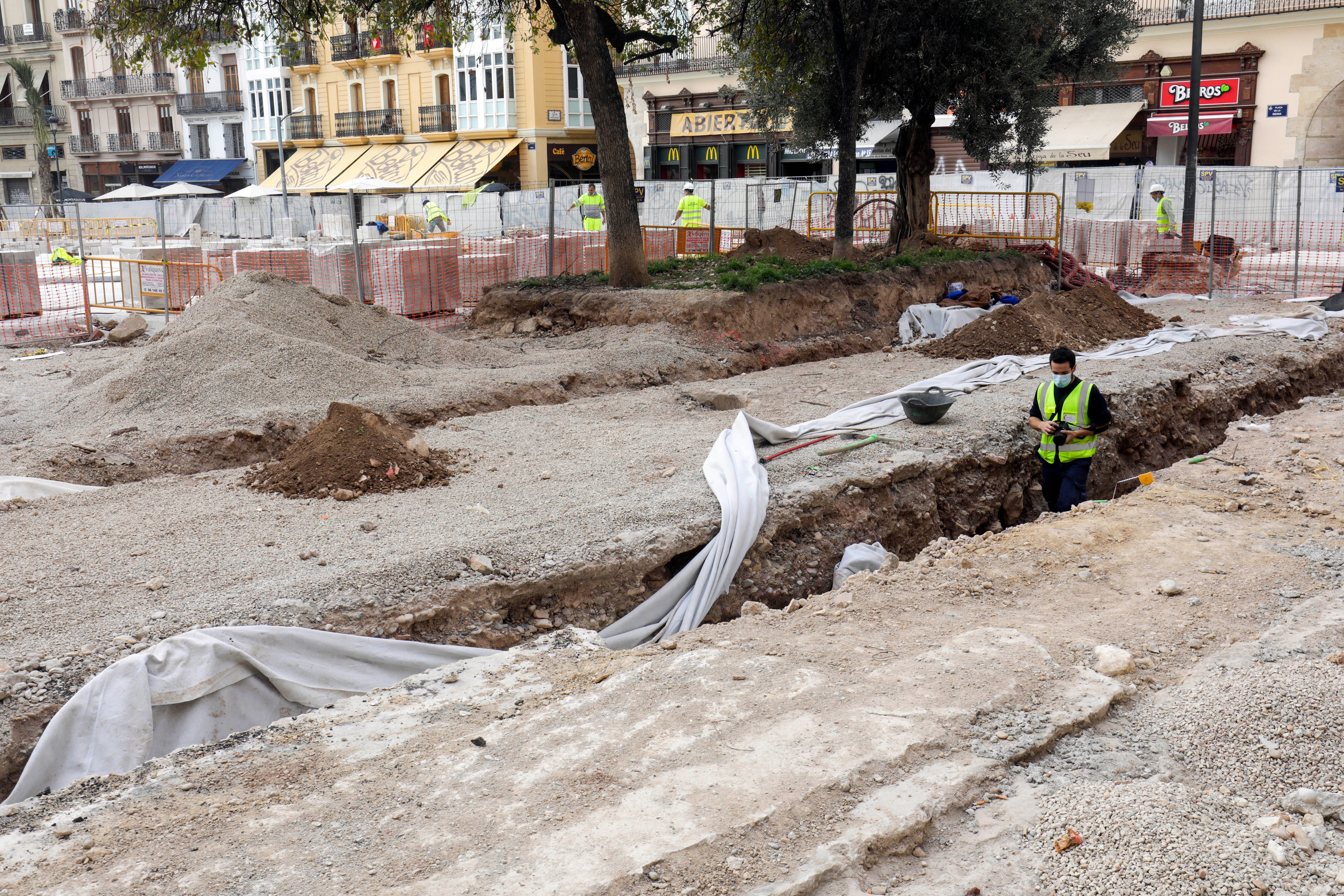 Fotos: Destapan la zanja para seguir con los trabajos de los restos arqueologicos en la plaza de la Reina de Valencia