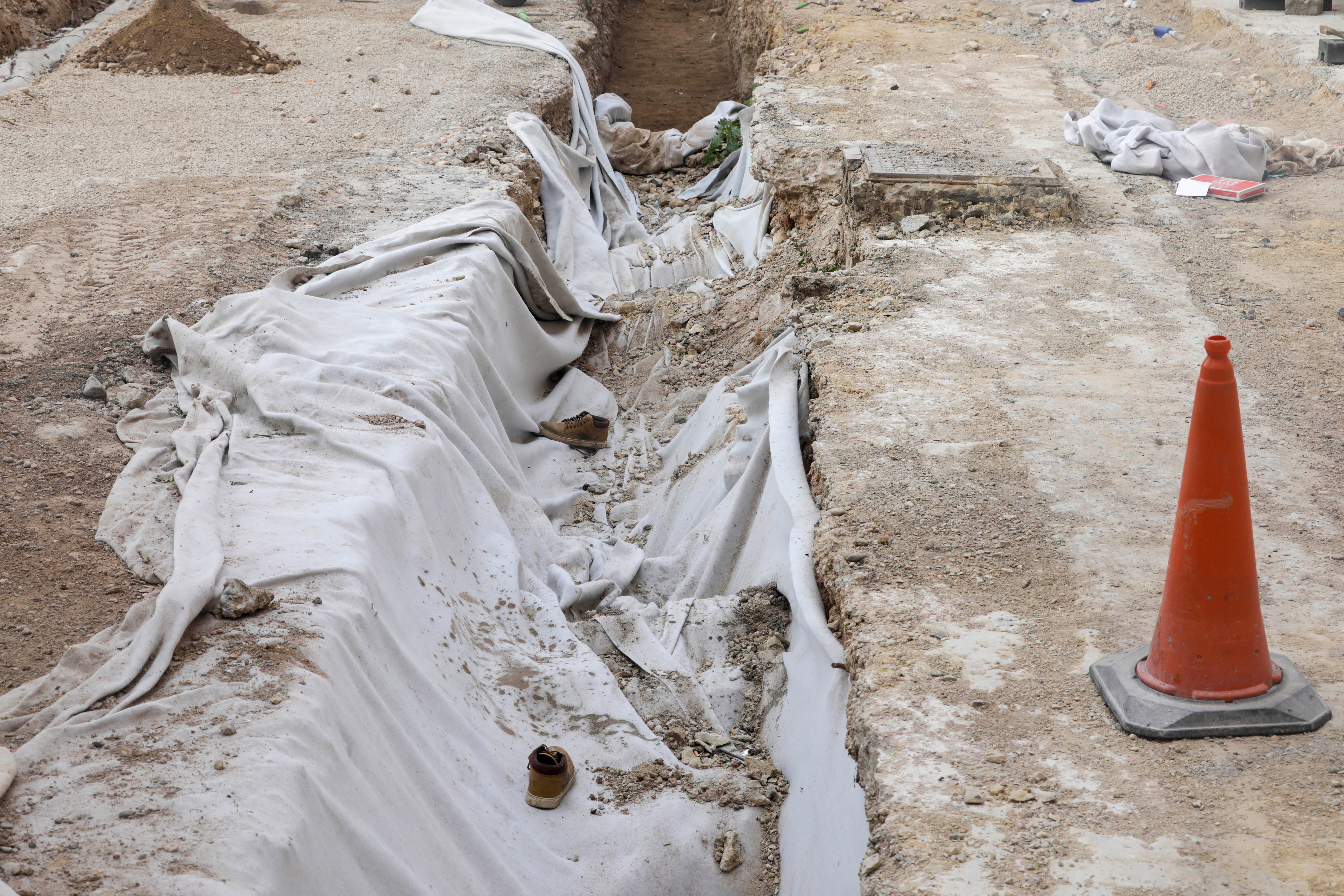 Fotos: Destapan la zanja para seguir con los trabajos de los restos arqueologicos en la plaza de la Reina de Valencia