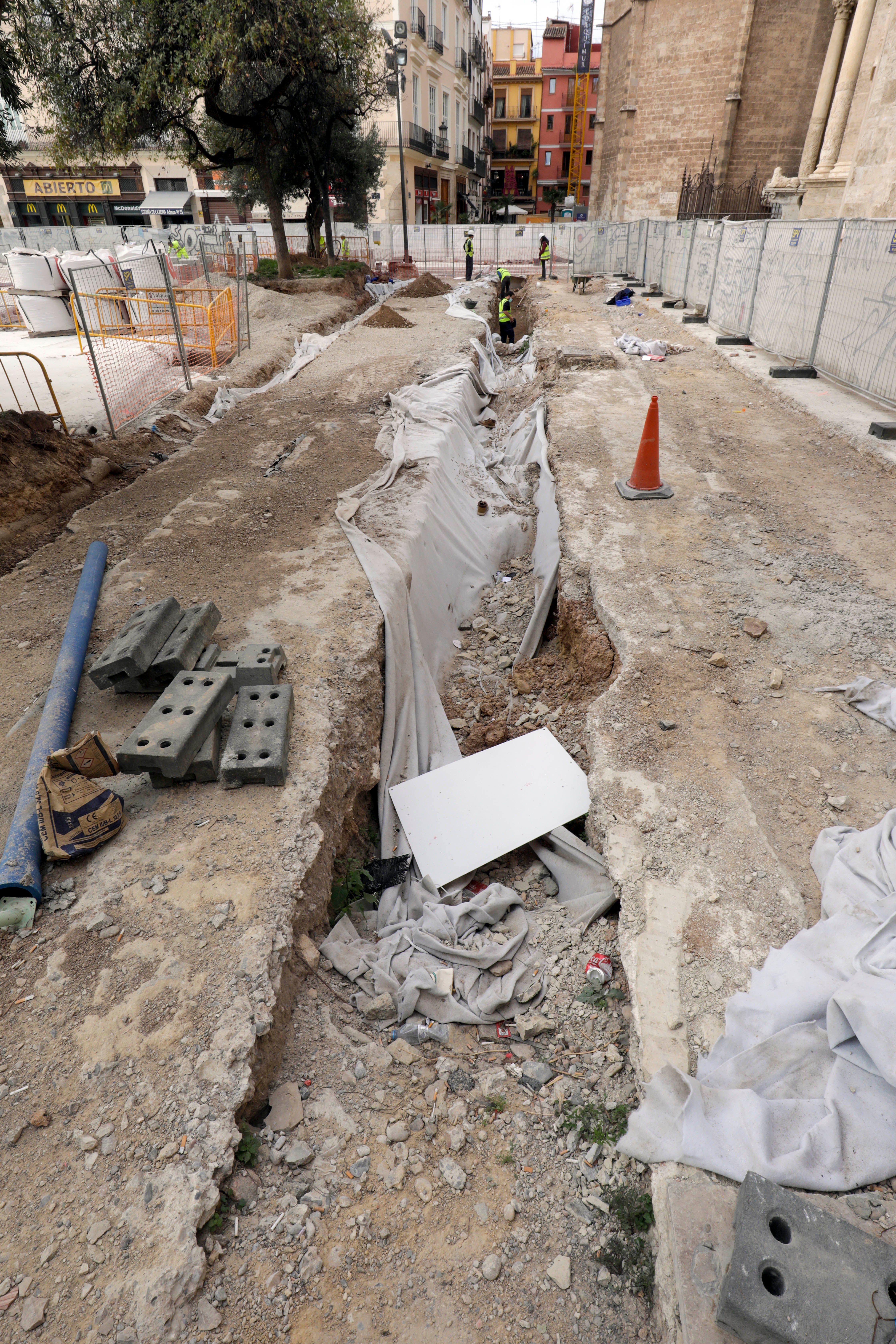 Fotos: Destapan la zanja para seguir con los trabajos de los restos arqueologicos en la plaza de la Reina de Valencia