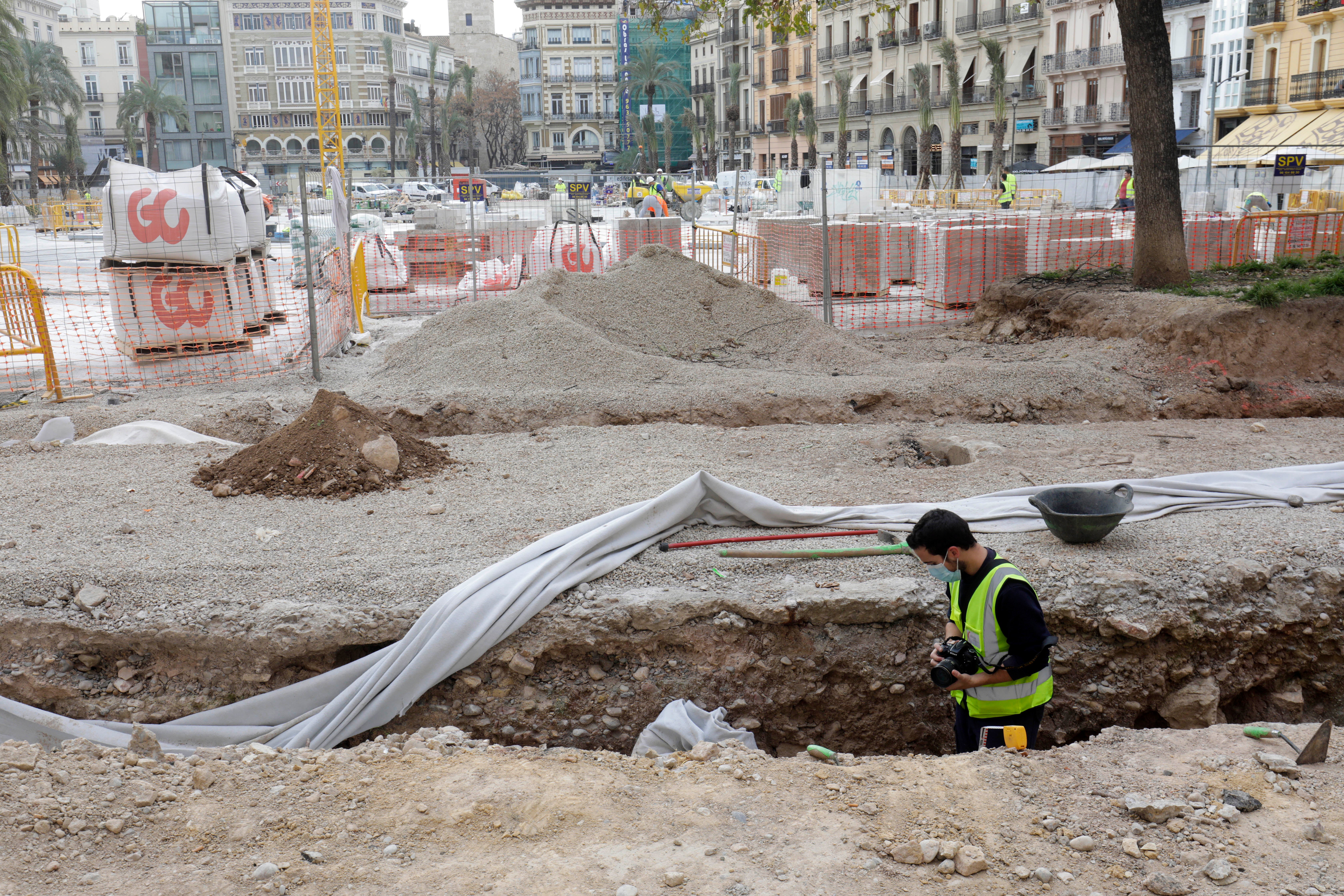 Fotos: Destapan la zanja para seguir con los trabajos de los restos arqueologicos en la plaza de la Reina de Valencia