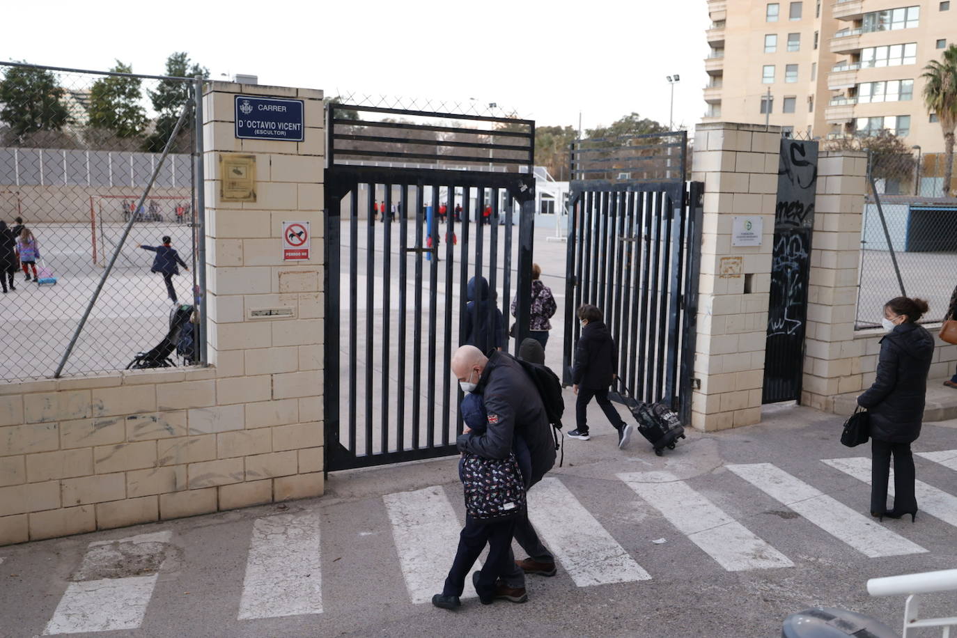 La vuelta al cole de los niños en Valencia tras las vacaciones navideñas se ha producido con normalidad y con un nuevo protocolo de actuación en caso de que se detecten contagios. 