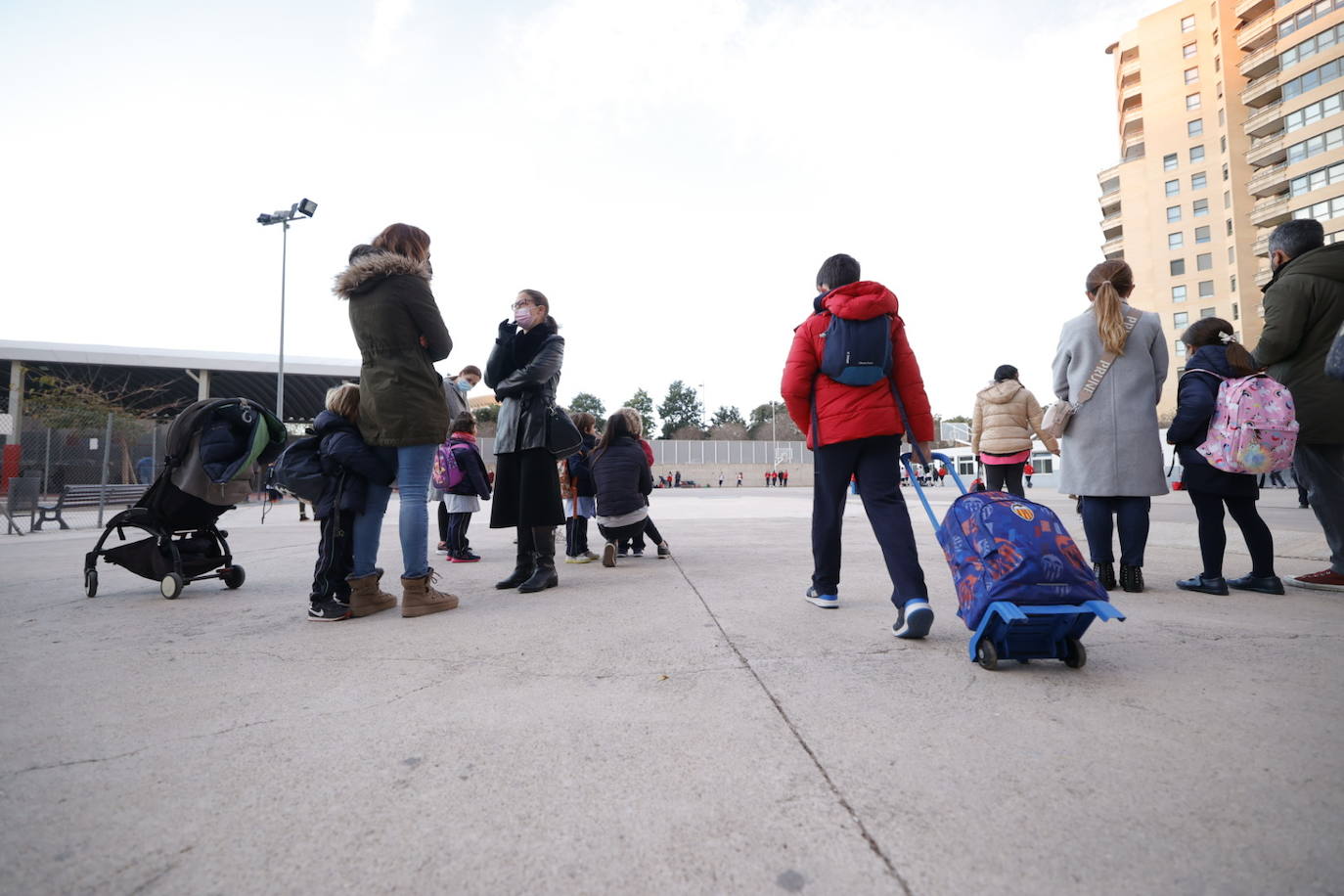 La vuelta al cole de los niños en Valencia tras las vacaciones navideñas se ha producido con normalidad y con un nuevo protocolo de actuación en caso de que se detecten contagios. 