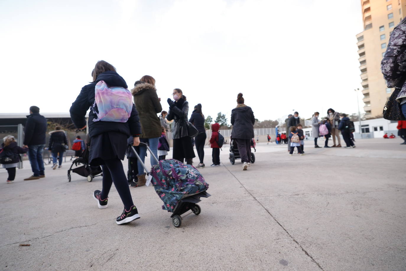 La vuelta al cole de los niños en Valencia tras las vacaciones navideñas se ha producido con normalidad y con un nuevo protocolo de actuación en caso de que se detecten contagios. 