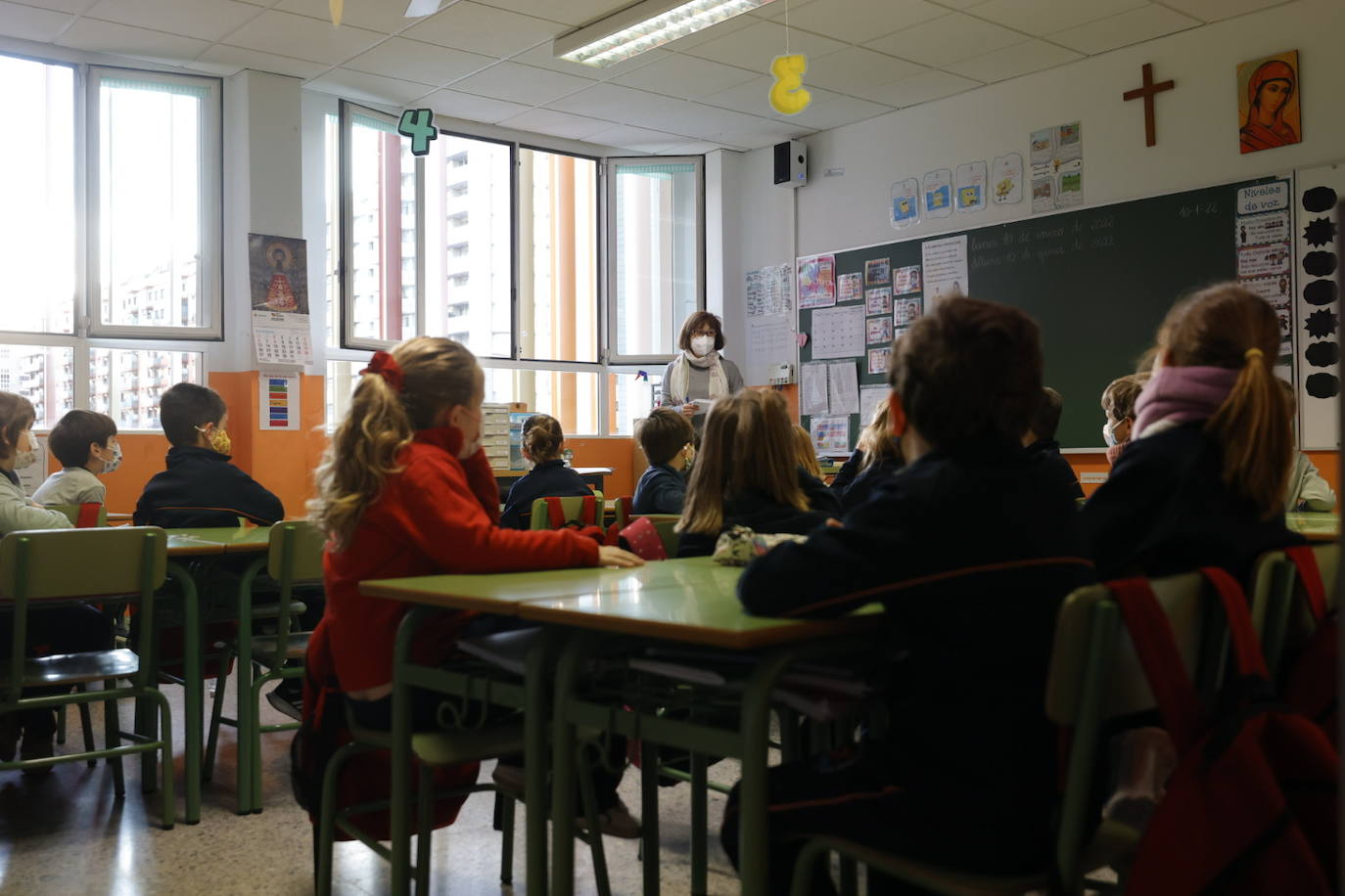 La vuelta al cole de los niños en Valencia tras las vacaciones navideñas se ha producido con normalidad y con un nuevo protocolo de actuación en caso de que se detecten contagios. 