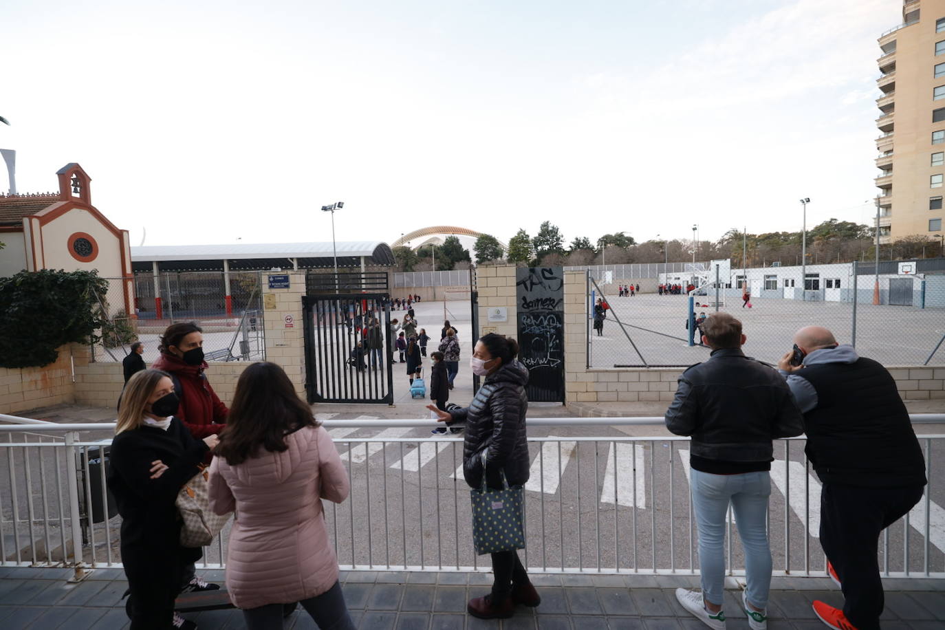 La vuelta al cole de los niños en Valencia tras las vacaciones navideñas se ha producido con normalidad y con un nuevo protocolo de actuación en caso de que se detecten contagios. 