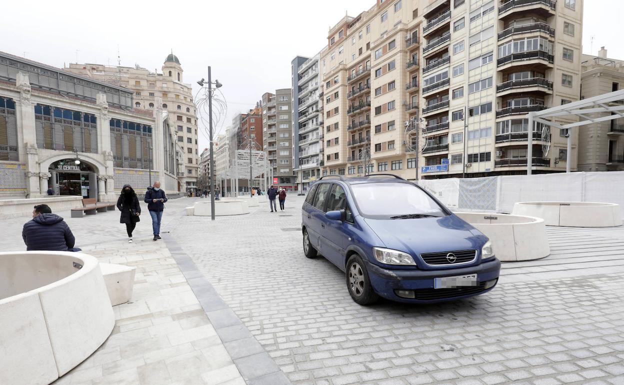 Un vehículo pasa esta mañana por la plaza Ciudad de Brujas. 