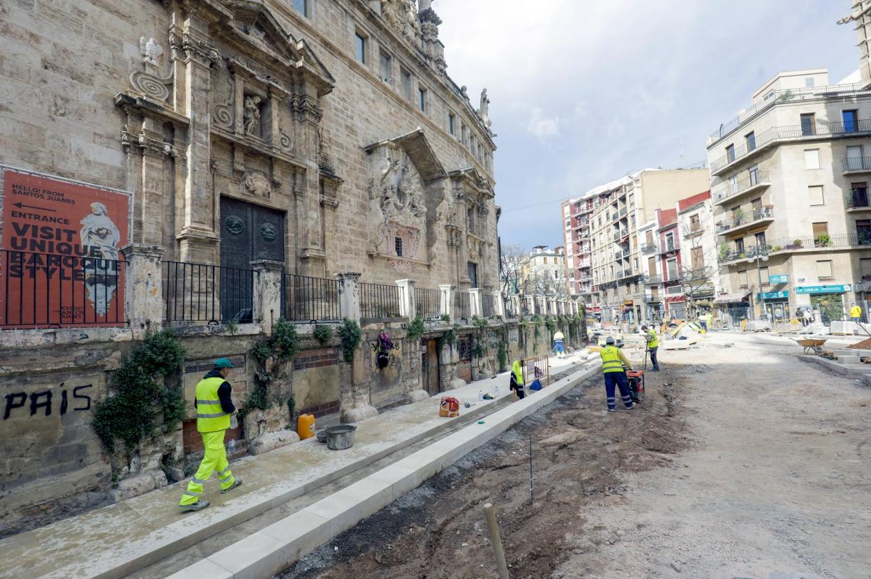 Obras en la explanada junto a las 'covetes' de los Santos Juanes, ayer. irene marsilla