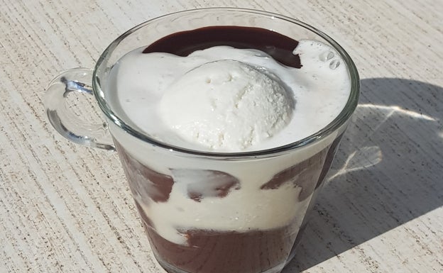 Chocolate caliente con helado de crema de chufa que se elabora en la Horchatería Daniel