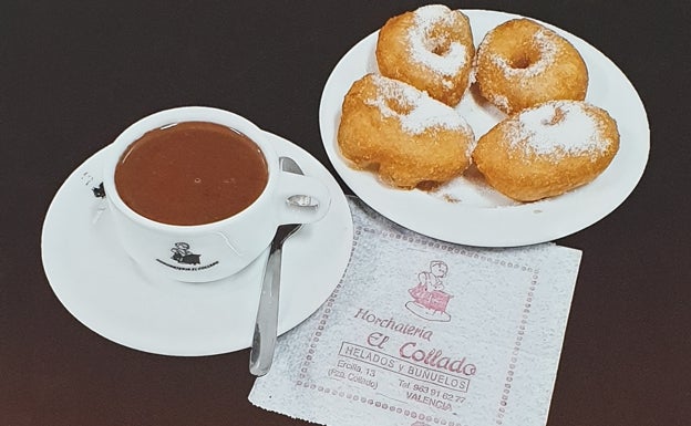 Chocolate caliente y buluelos que se sirven en la horcatería El Collado.