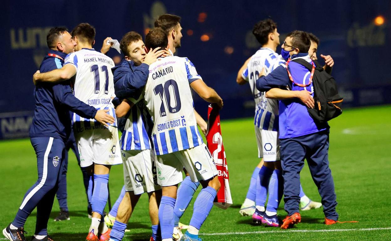 Loa futbolistas del Atlético Baleares celebran el pase a cuartos tras eliminar al Celta. 