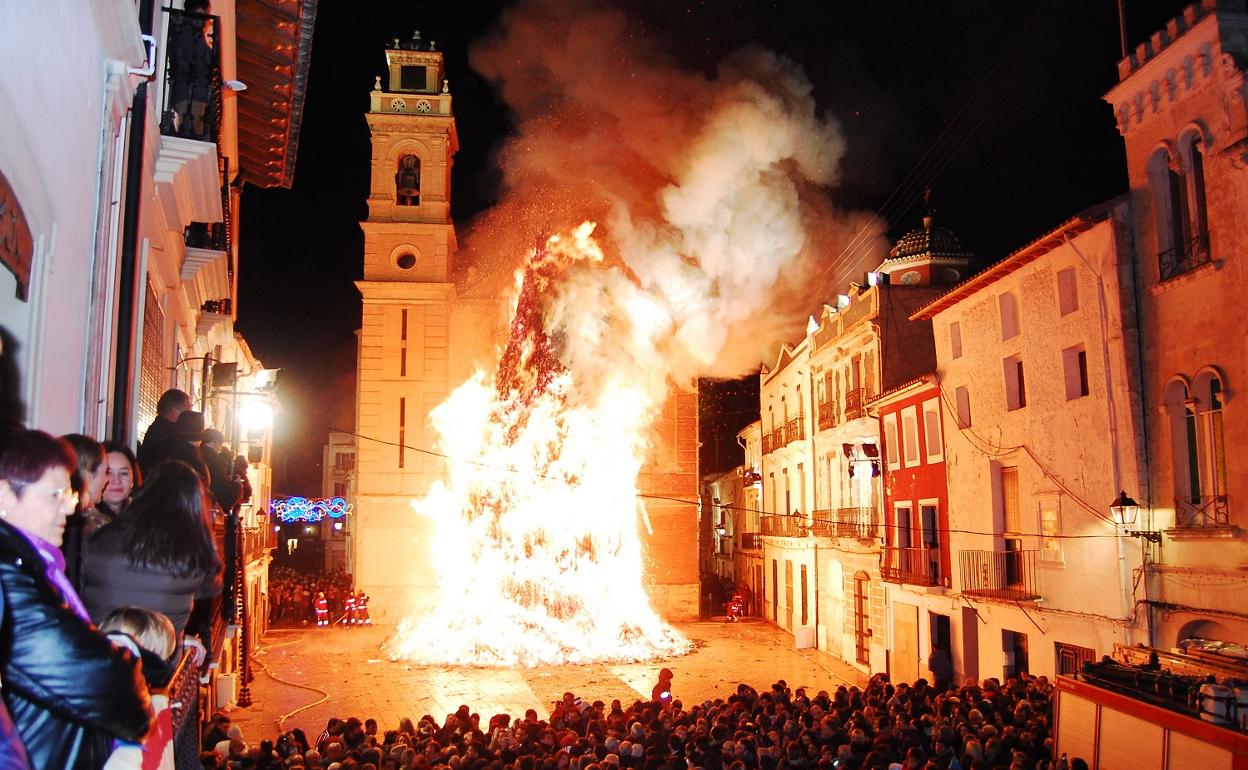 Canals se queda un año más sin ver quemar su hoguera de récord por Sant Antoni. 