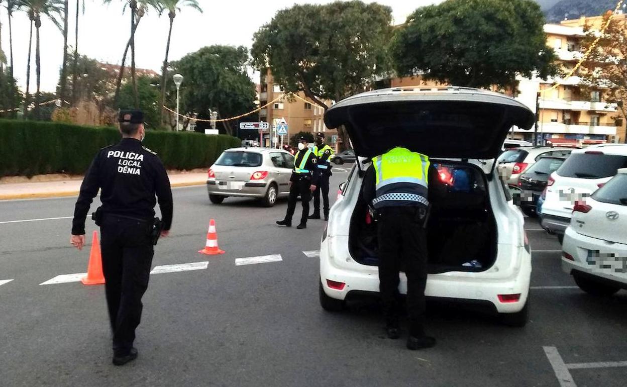 Un control de la Policía Local de Dénia. 