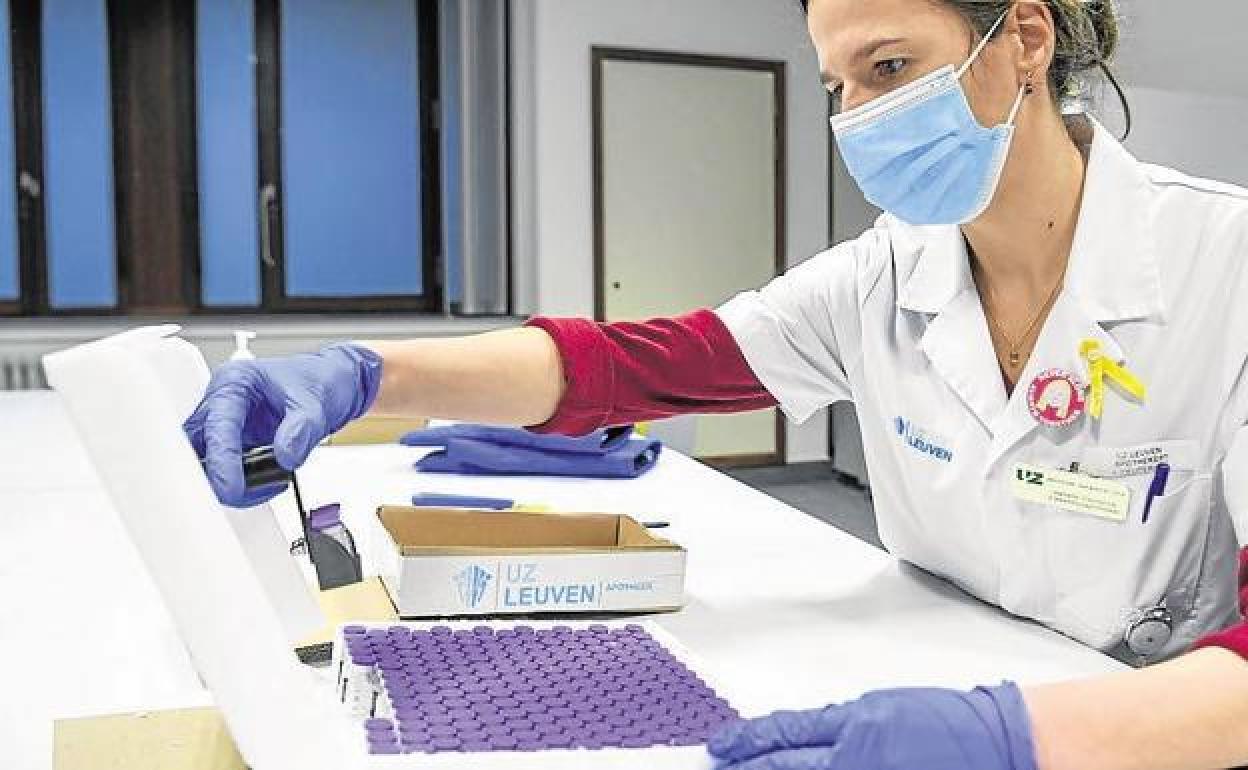 Una sanitaria trabajando en un laboratorio.