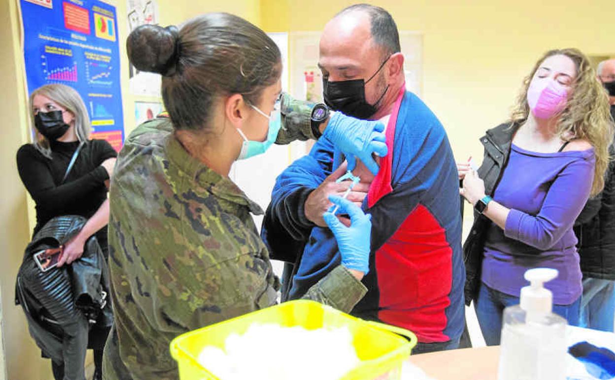 Una enfermera militar vacunando en el Doctor Peset.