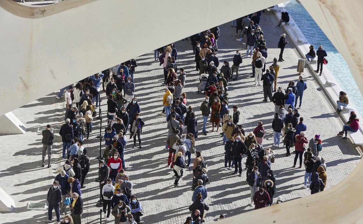 Colas para vacunarse en la Ciudad de las Artes y las Ciencias. 