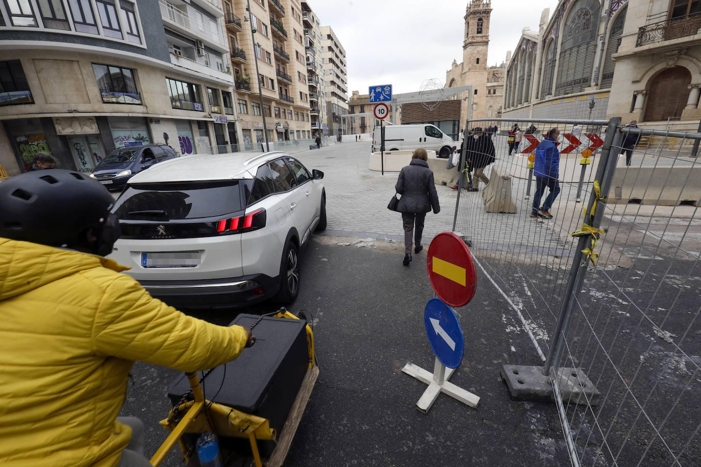 Fotos: La plaza de Brujas de Valencia se reabre al tráfico