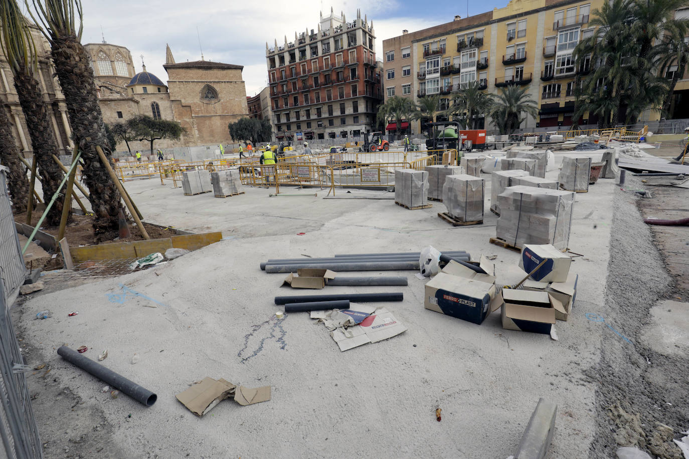 Fotos: Destapan la zanja para seguir con los trabajos de los restos arqueologicos en la plaza de la Reina de Valencia