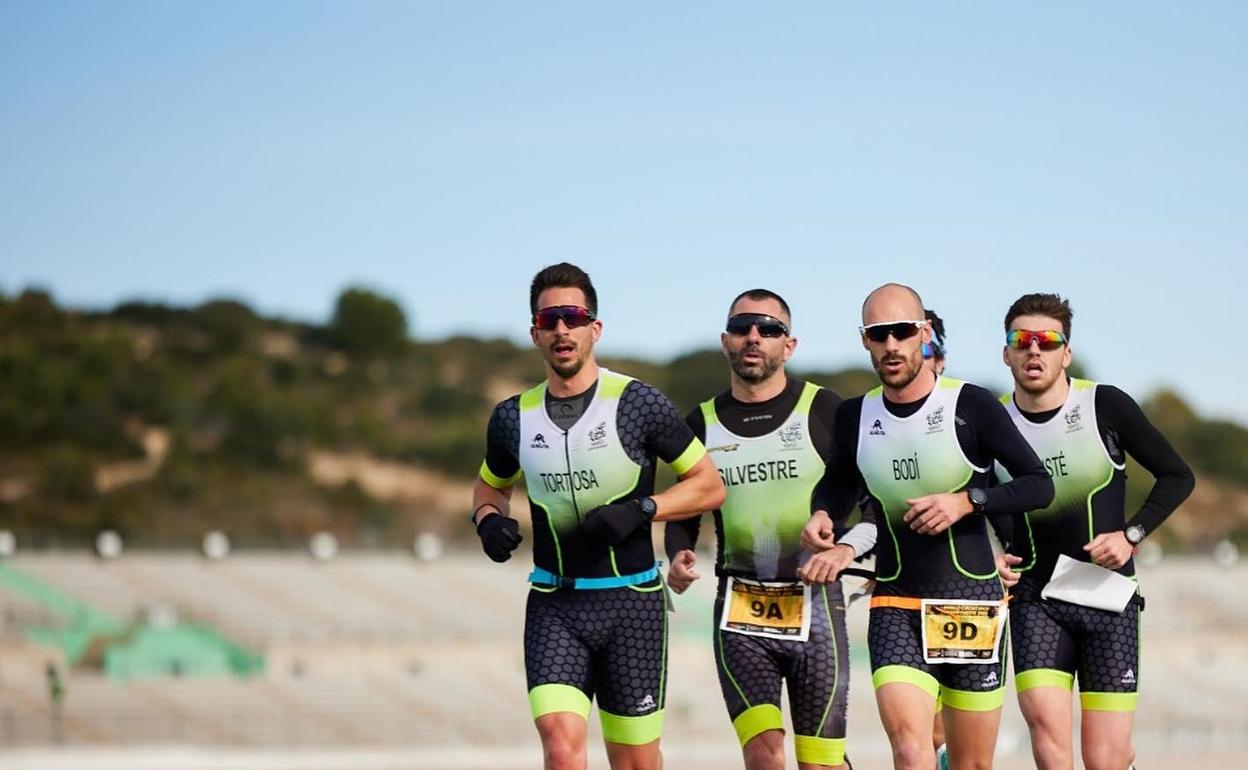 Equipo de atletas del Triatlón Ontinyent durante la prueba de Cheste. 