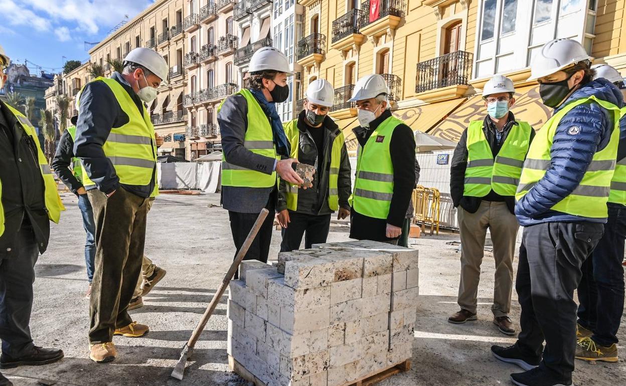 Obras en la plaza de la Reina de Valencia | Grezzi saca pecho del suelo de la plaza de la Reina sin aclarar cuándo harán excavaciones