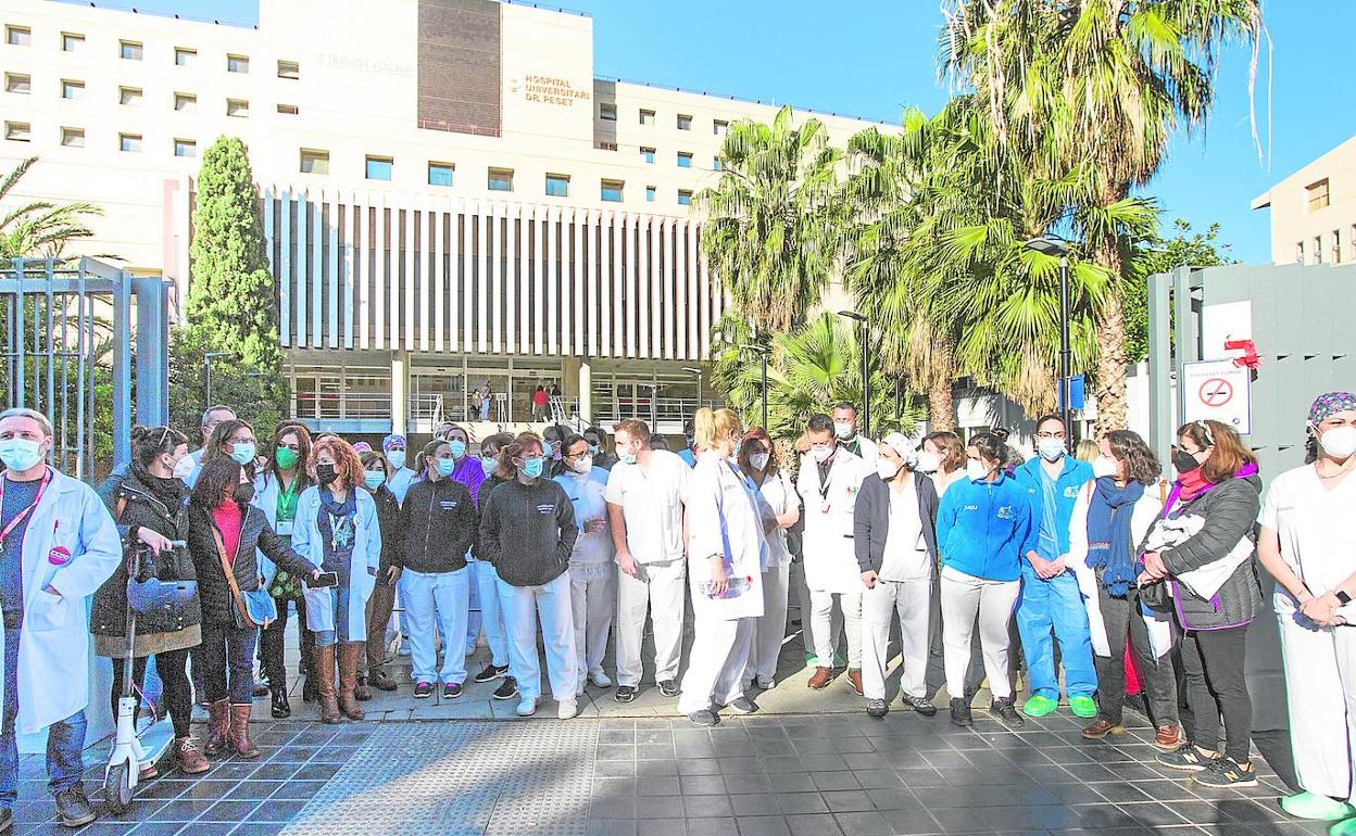 Protesta de trabajadores del Hospital Doctor Peset. 