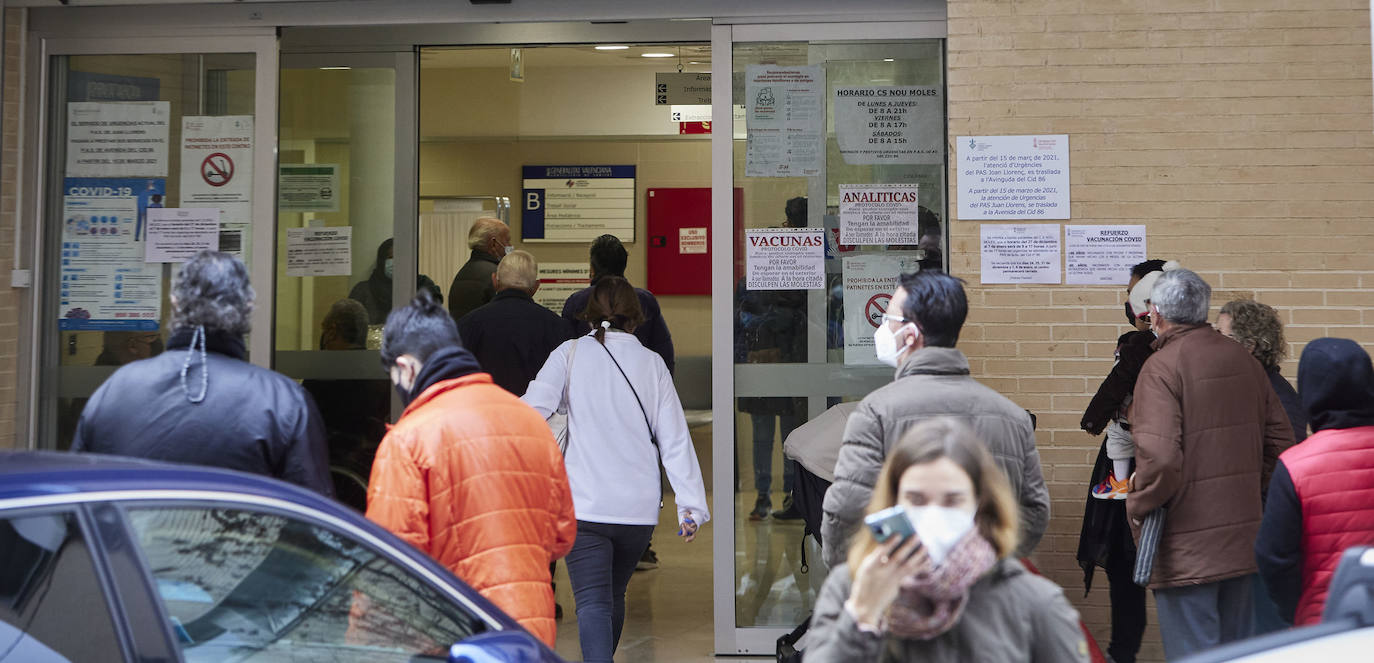 Esperas y colas a las puertas del centro de salud de Nou Moles, en Valencia. El personal sanitario está desbordado y la presión asistencial en la atención primaria crece con el nuevo protocolo frente al Covid.