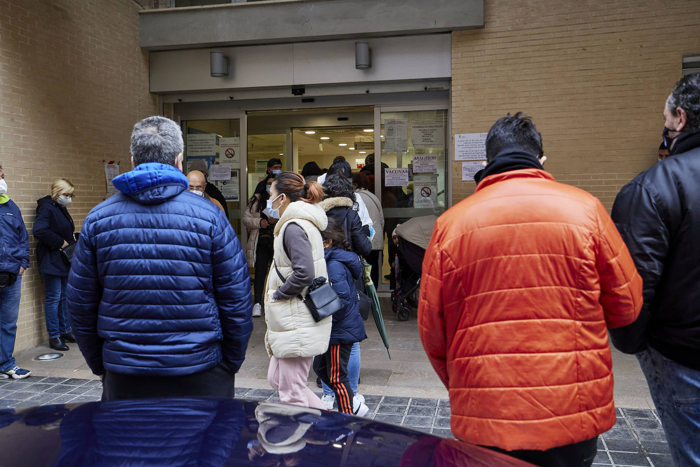 Esperas y colas a las puertas del centro de salud de Nou Moles, en Valencia. El personal sanitario está desbordado y la presión asistencial en la atención primaria crece con el nuevo protocolo frente al Covid.