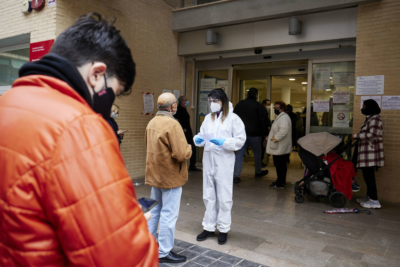 Esperas y colas a las puertas del centro de salud de Nou Moles, en Valencia. El personal sanitario está desbordado y la presión asistencial en la atención primaria crece con el nuevo protocolo frente al Covid.