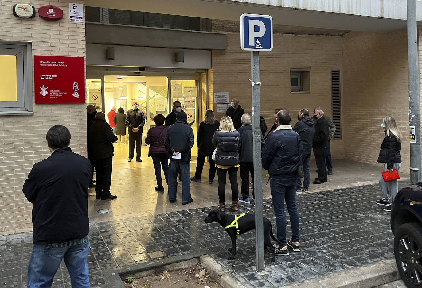 Esperas y colas a las puertas del centro de salud de Nou Moles, en Valencia. El personal sanitario está desbordado y la presión asistencial en la atención primaria crece con el nuevo protocolo frente al Covid.