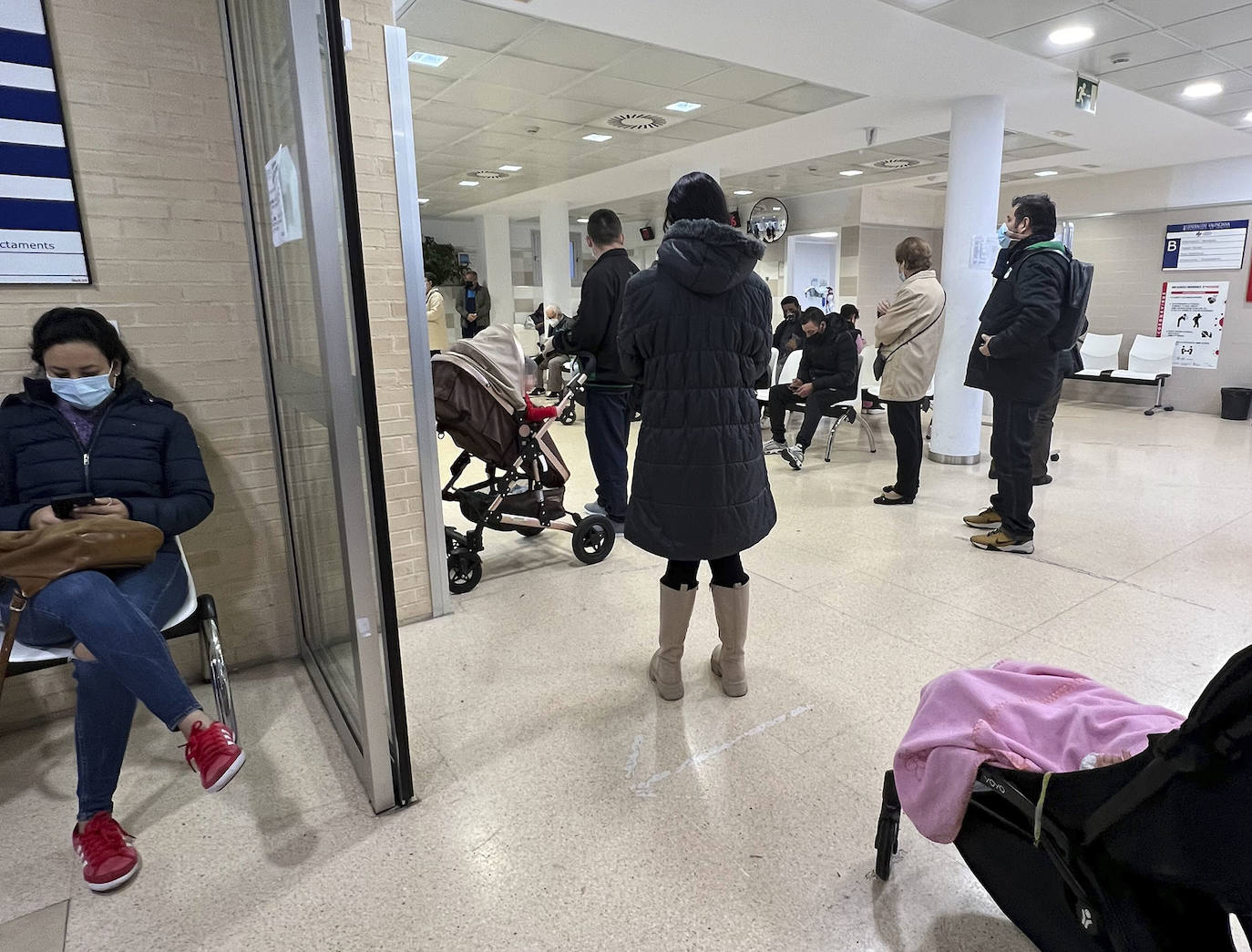 Esperas y colas a las puertas del centro de salud de Nou Moles, en Valencia. El personal sanitario está desbordado y la presión asistencial en la atención primaria crece con el nuevo protocolo frente al Covid.